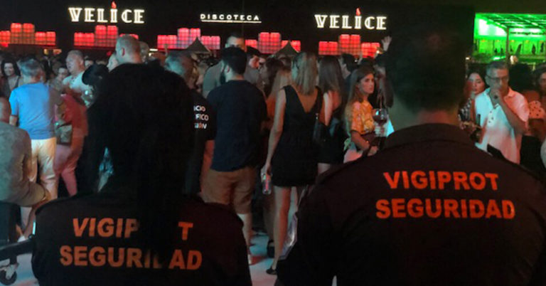 Personal de seguridad supervisando una discoteca llena de gente